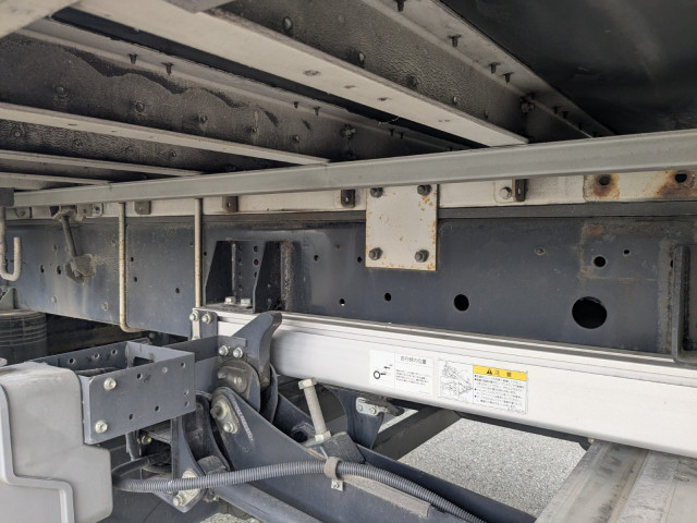 UDトラックス（日産） クオン 大型 ウィング QKG-CD5ZA(97959) 11枚目