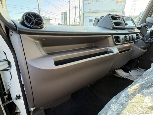 三菱ふそう キャンター 小型 平ボディ（クレーン付） 2PG-FEB80(98093) 37枚目