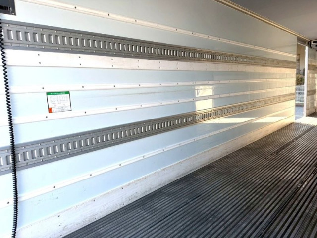 UDトラックス（日産） クオン 大型 冷蔵冷凍バン 2PG-CD5CA(98134) 9枚目