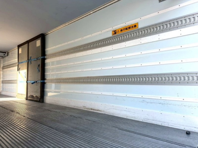 UDトラックス（日産） クオン 大型 冷蔵冷凍バン 2PG-CD5CA(98134) 10枚目