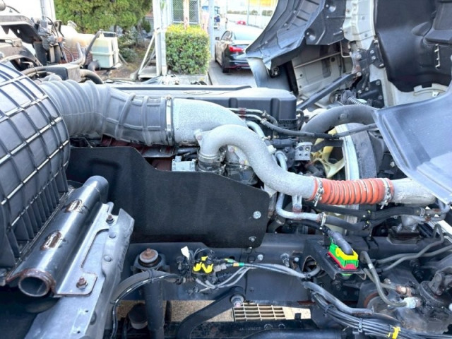 UDトラックス（日産） クオン 大型 冷蔵冷凍バン 2PG-CD5CA(98134) 23枚目