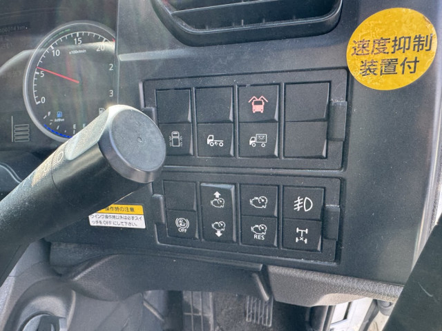 UDトラックス（日産） クオン 大型 ウィング 2PG-CG5CA(98220) 34枚目