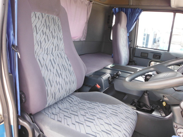 UDトラックス（日産） ビッグサム 大型 タンクローリー KL-CV48E(1981) 18枚目