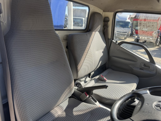 トヨタ ダイナ 小型 平ボディ（クレーン付） TKG-XZU650(98589) 28枚目