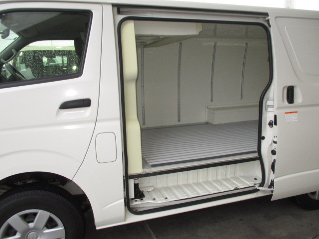 トヨタ ハイエース 小型 冷蔵冷凍バン LDF-KDH206V(98595) 4枚目