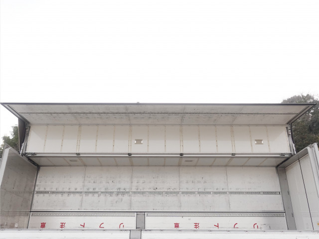 UDトラックス（日産） クオン 大型 ウィング QKG-DC5ZA(99228) 16枚目