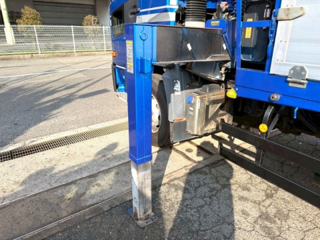 UDトラックス（日産） クオン 大型 平ボディ（クレーン付） QPG-CW5YL(99575) 11枚目