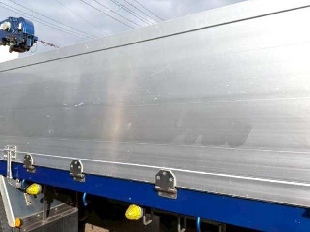 UDトラックス（日産） クオン 大型 平ボディ（クレーン付） QPG-CW5YL(99575) 22枚目