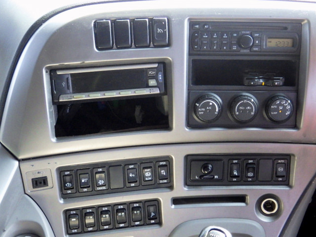 UDトラックス（日産） クオン 大型 コンテナ専用車 QKG-CW5YL(99612) 17枚目