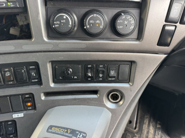 Nissan UD quon Large Wing body QKG-CG5ZE(100006) 35枚目