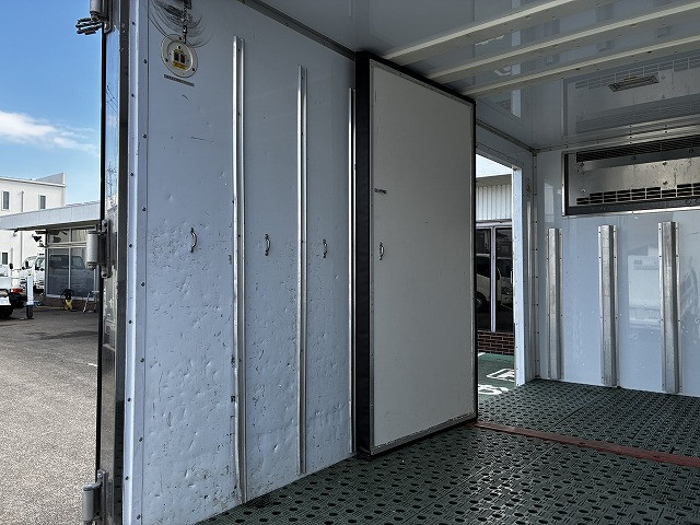 日野 デュトロ 小型 冷蔵冷凍バン 2RG-XZC605M(100073) 17枚目