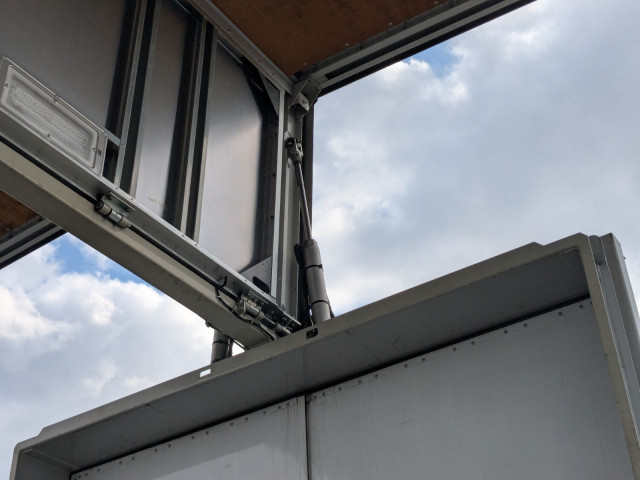 UDトラックス（日産） クオン 大型 ウィング QPG-CD5ZA(100081) 32枚目