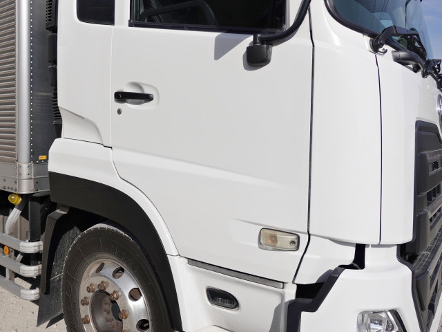 UDトラックス（日産） クオン 大型 冷蔵冷凍バン 2PG-CX5BA(100322) 7枚目