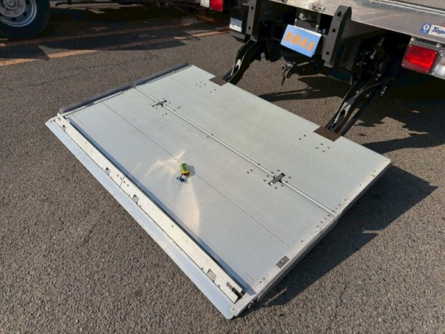 いすゞ フォワード 中型 冷蔵冷凍バン 2PG-FRR90T2(100767) 6枚目