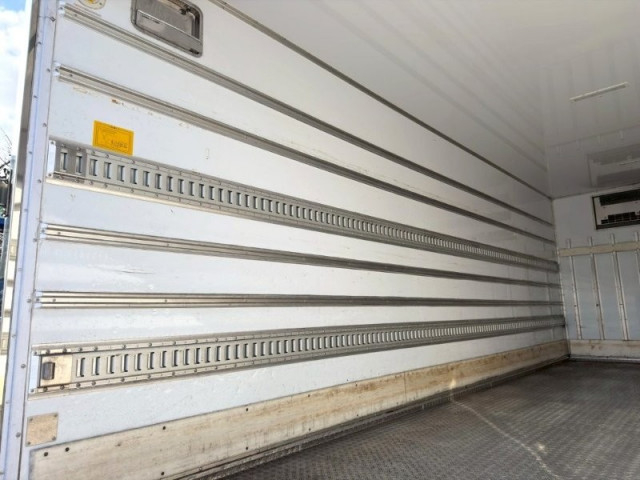 いすゞ フォワード 中型 冷蔵冷凍バン 2PG-FRR90T2(100767) 9枚目