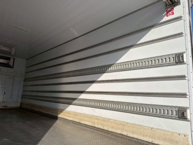 いすゞ フォワード 中型 冷蔵冷凍バン 2PG-FRR90T2(100767) 10枚目