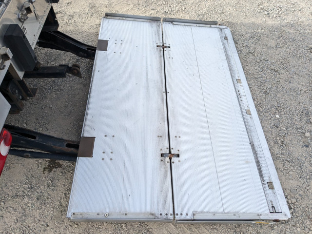 UDトラックス（日産） クオン 大型 冷蔵冷凍バン 2PG-CD5CE(100772) 11枚目