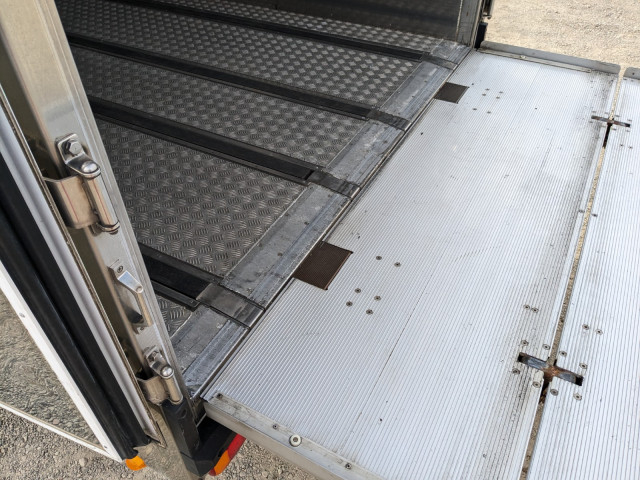 UDトラックス（日産） クオン 大型 冷蔵冷凍バン 2PG-CD5CE(100772) 12枚目
