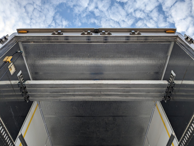 UDトラックス（日産） クオン 大型 冷蔵冷凍バン 2PG-CD5CE(100772) 14枚目