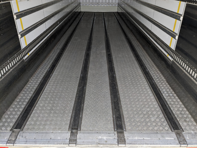 UDトラックス（日産） クオン 大型 冷蔵冷凍バン 2PG-CD5CE(100772) 15枚目