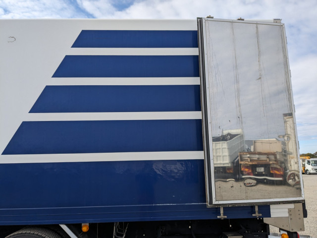 UDトラックス（日産） クオン 大型 冷蔵冷凍バン 2PG-CD5CE(100772) 23枚目