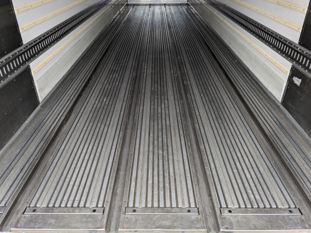 日野 プロフィア 大型 冷蔵冷凍バン 2DG-FW1AHG(100836) 11枚目