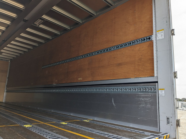 UDトラックス（日産） クオン 大型 ウィング 2PG-CG5CA(101337) 18枚目