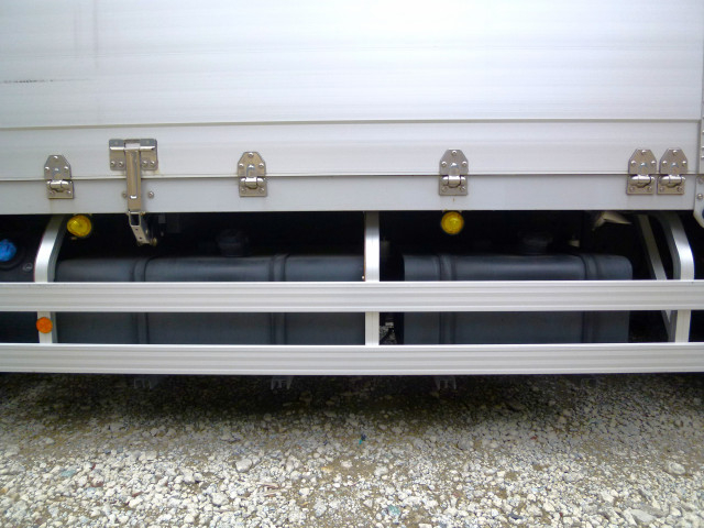 UDトラックス（日産） クオン 大型 ウィング 2PG-CG5CA(101721) 27枚目