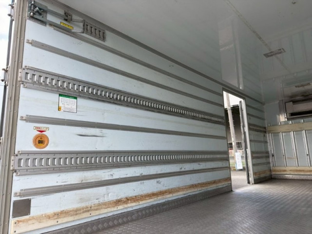 いすゞ フォワード 中型 冷蔵冷凍バン 2PG-FRR90S2(101725) 9枚目