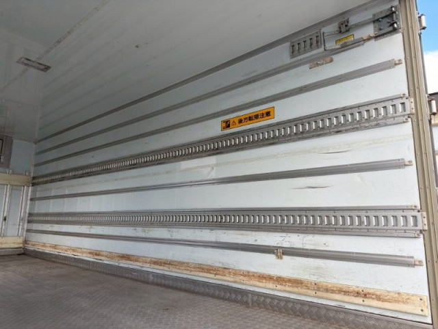 いすゞ フォワード 中型 冷蔵冷凍バン 2PG-FRR90S2(101725) 10枚目