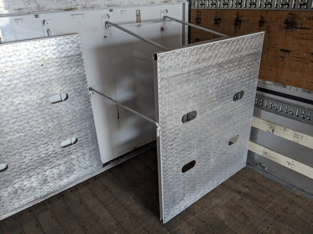 UDトラックス（日産） クオン 大型 ウィング QKG-CD5ZA(101775) 14枚目