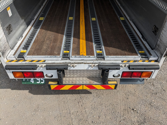 UDトラックス（日産） クオン 大型 ウィング QKG-CG5ZA(102093) 10枚目