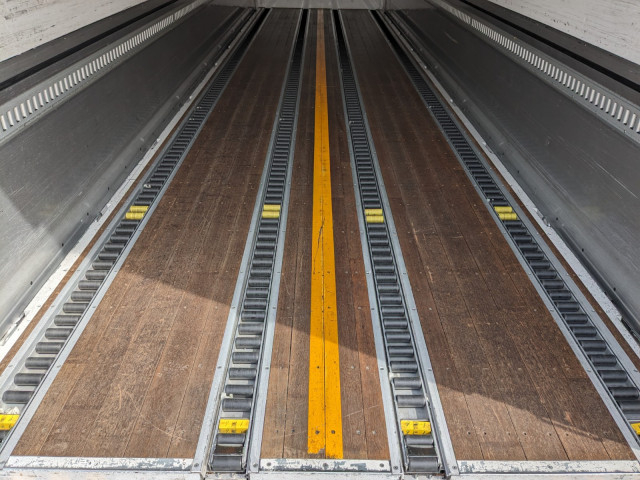 UDトラックス（日産） クオン 大型 ウィング QKG-CG5ZA(102093) 11枚目