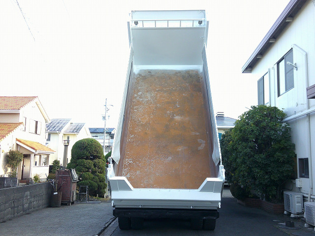 UDトラックス（日産） クオン 大型 土砂ダンプ QKG-CW5XL(102109) 9枚目