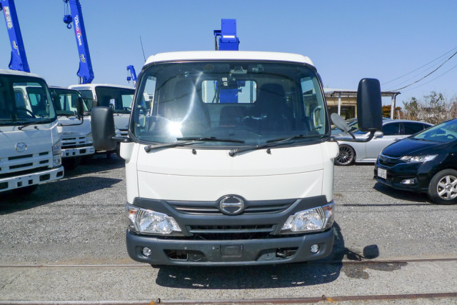 日野 デュトロ 小型 平ボディ（クレーン付） TKG-XZU695M(102240) 2枚目