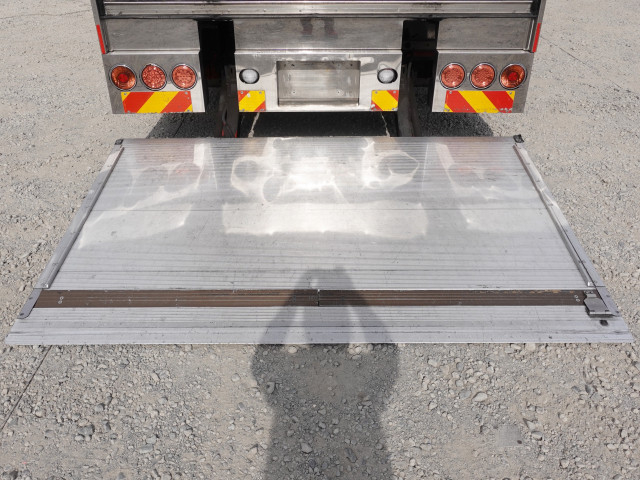 UDトラックス（日産） クオン 大型 ウィング QKG-CG5ZA(102570) 13枚目