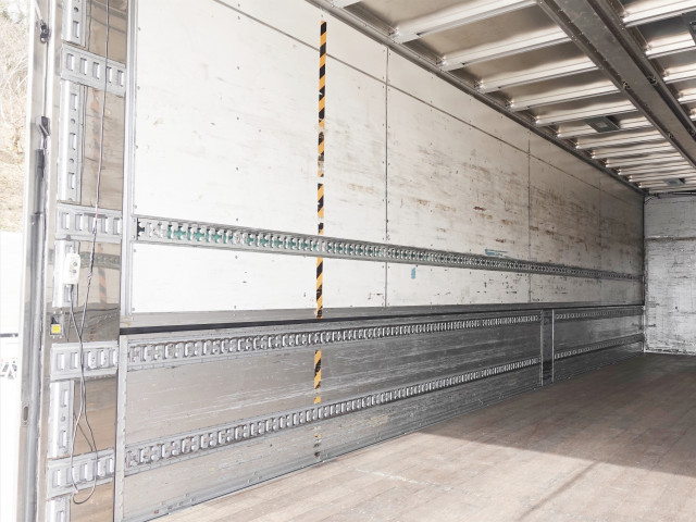 UDトラックス（日産） クオン 大型 ウィング QKG-CG5ZA(102570) 14枚目