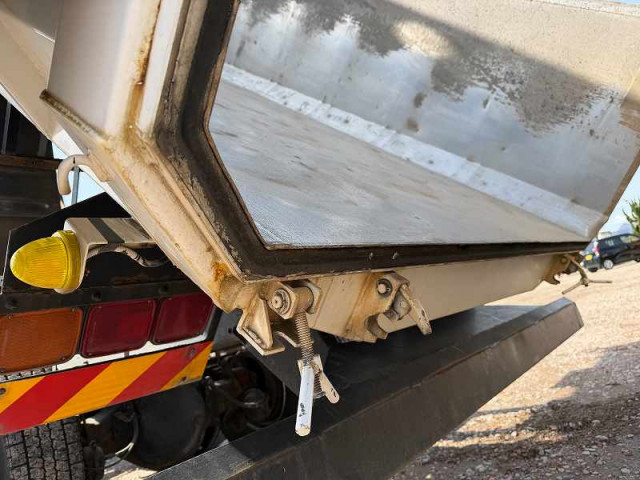 UDトラックス（日産） クオン 大型 土砂ダンプ LDG-CW5YL(102577) 13枚目