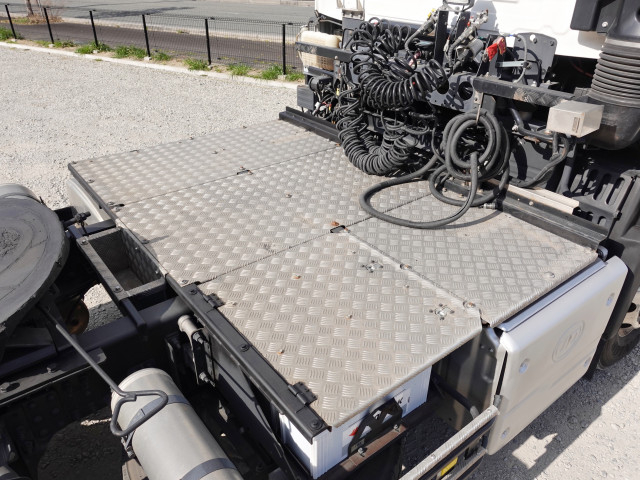 UDトラックス（日産） クオン 大型 トラクタ 2PG-GK5AAD(102610) 15枚目