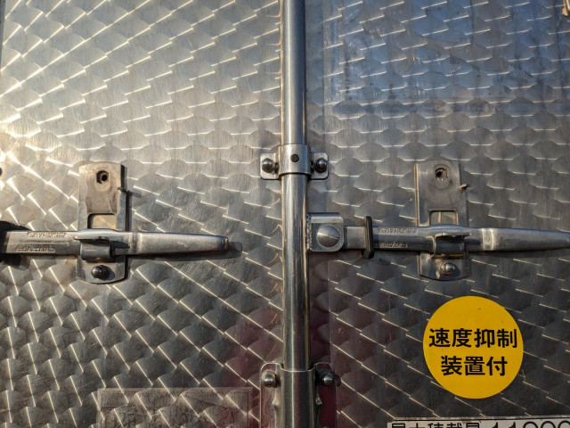 UDトラックス（日産） クオン 大型 冷蔵冷凍バン 2PG-CW5CA(102647) 6枚目