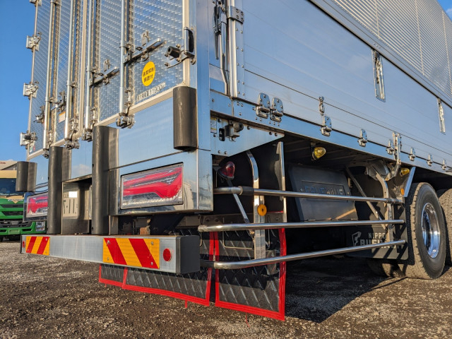 UDトラックス（日産） クオン 大型 冷蔵冷凍バン 2PG-CW5CA(102647) 7枚目