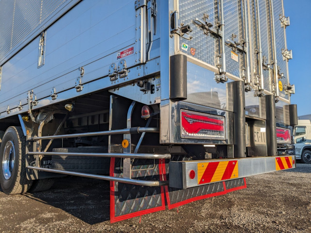 UDトラックス（日産） クオン 大型 冷蔵冷凍バン 2PG-CW5CA(102647) 8枚目