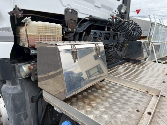 UDトラックス（日産） クオン 大型 トラクタ 2PG-GK5AAB(102694) 11枚目