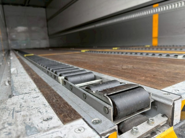 UDトラックス（日産） クオン 大型 ウィング QPG-CG5ZA(102712) 11枚目