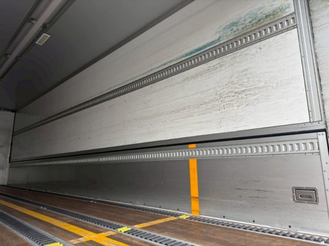 UDトラックス（日産） クオン 大型 ウィング QPG-CG5ZA(102712) 15枚目