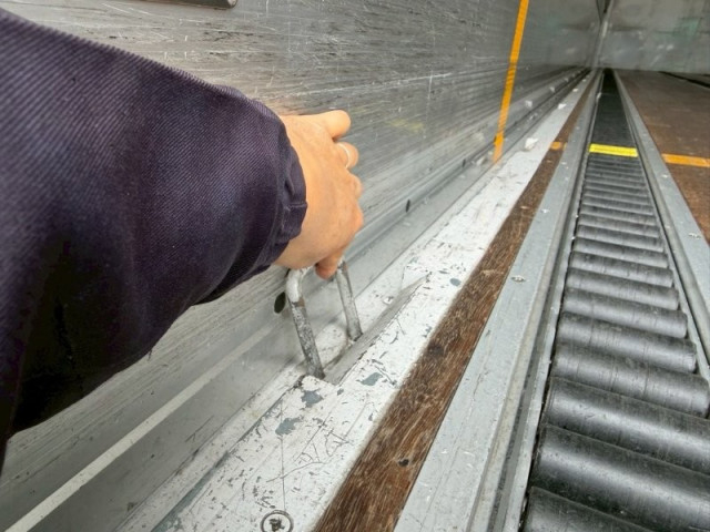 UDトラックス（日産） クオン 大型 ウィング QPG-CG5ZA(102712) 16枚目