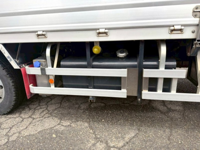 UDトラックス（日産） クオン 大型 ウィング QPG-CG5ZA(102712) 23枚目