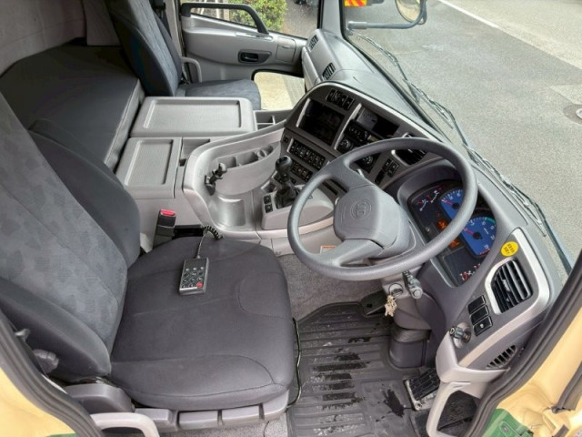 UDトラックス（日産） クオン 大型 ウィング QPG-CG5ZA(102712) 33枚目