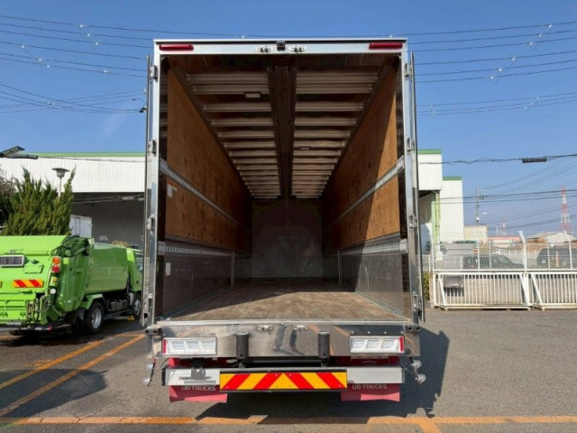 UDトラックス（日産） クオン 大型 ウィング 2PG-CG5CA(102865) 9枚目