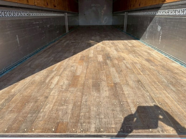 UDトラックス（日産） クオン 大型 ウィング 2PG-CG5CA(102865) 10枚目